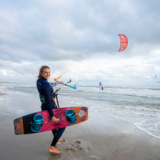 Fotograf: Jakob Gjerluff Dekorativt billede af kvindelig surfer ved vesterhavet