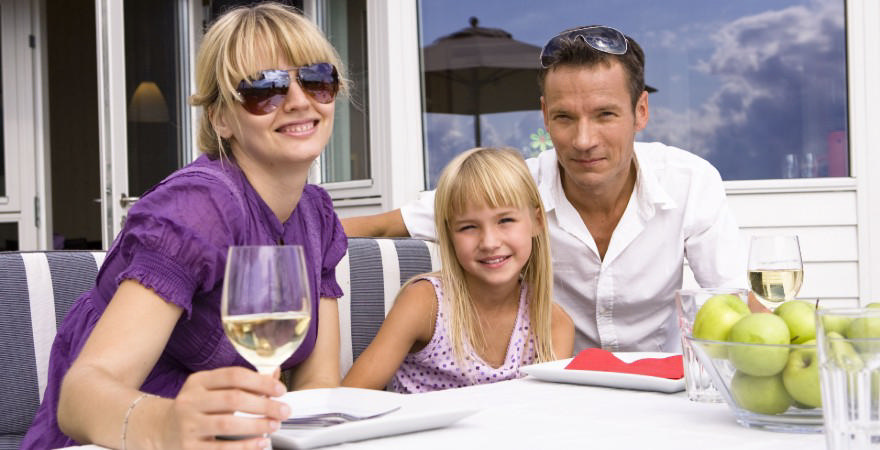Foto af familie med et vinglas