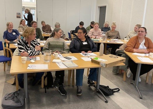 sosu-vejledere sidder ved bordene og taler sammen.