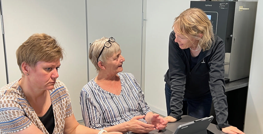 Medarbejdere undervises i brug af programmet