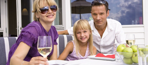 Foto af familie med et vinglas