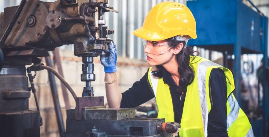 Arkivbillede fra Colourbox af kvinde som arbejder i industrien