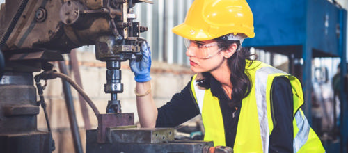 Arkivbillede fra Colourbox af kvinde som arbejder i industrien