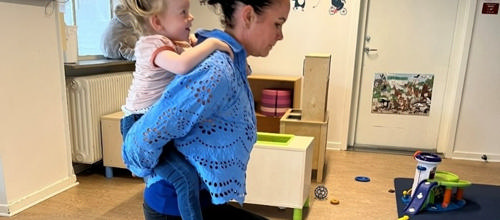 ansat ved No og Hee børnehus og barn. Børnehuset har sagt ok til brug af foto