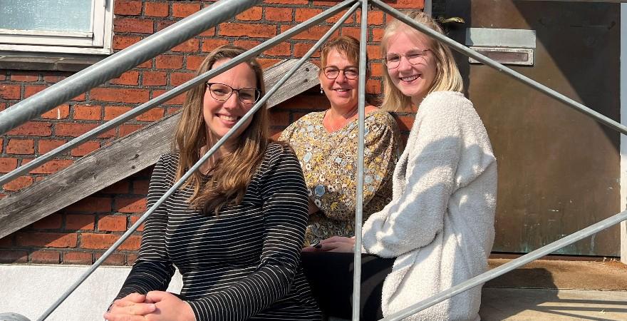 Pædagog Maria Jørgensen (tv) og socialrådgiver Anna-Lise Pedersen (midt) er tilknyttet Your Turn, hvor de hjælper unge som Freja Iversen (th) med at få det bedre i deres hverdag. Pressefoto. 
