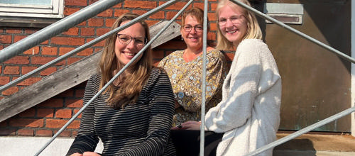 Pædagog Maria Jørgensen (tv) og socialrådgiver Anna-Lise Pedersen (midt) er tilknyttet Your Turn, hvor de hjælper unge som Freja Iversen (th) med at få det bedre i deres hverdag. Pressefoto.