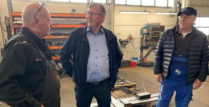 Benno Gosvig og medarbejder på Borris Karosserifabrik i Ådum