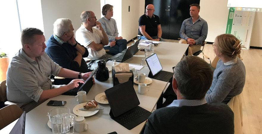 Chris Wantia og Holger Hampe-Hecht (hhv. tv og th siddende for bordenden) møder EKA-udvalget