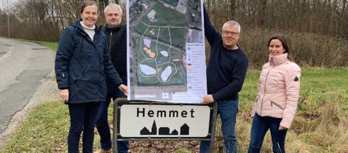 Fra venstre er Birgitte Vestergaard, Kenneth Lauritsen, Jens Jacob Bloch og Julie Storm Strausholm klar til at gå i gang med arbejdet med at nyindrette det gamle fodboldstadion. Pressefoto.