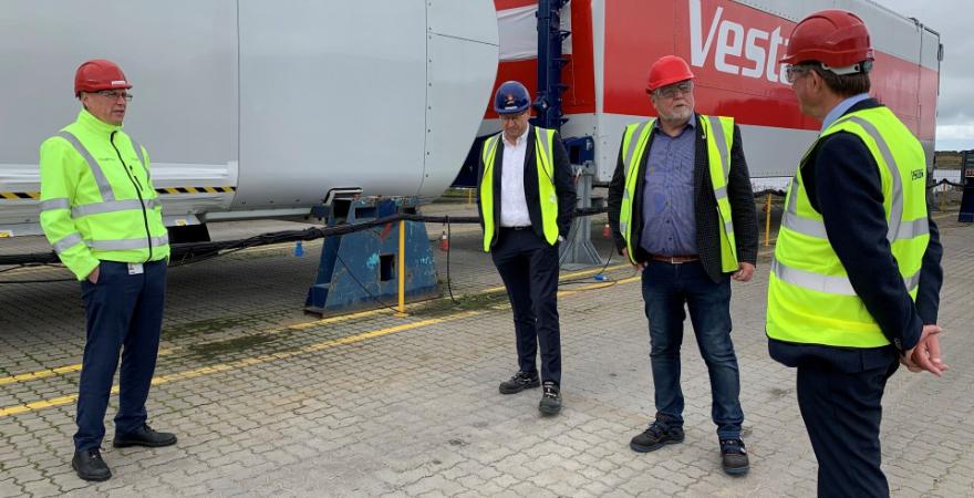 Fra venstre: Tommy Rahbek Nielsen, CEO Vestas, Anders Thygesen, fabrikschef, Kristian Pihl Lorentzen (MF) og Hans Østargaard. Foot: Merete Jensen