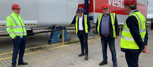 Fra venstre: Tommy Rahbek Nielsen, CEO Vestas, Anders Thygesen, fabrikschef, Kristian Pihl Lorentzen (MF) og Hans Østargaard. Foot: Merete Jensen