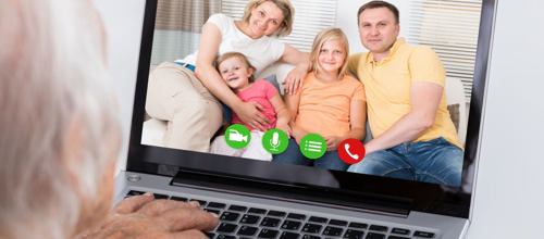 Vis omsorg på afstand: Besøg ikke dine pårørende på ældrecentrene