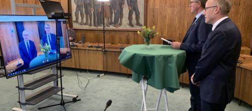 borgmester og kommunaldirektør præsenterer Ringkøbing-Skjern for dommerkomiteen.