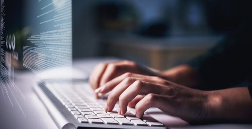 Genrefoto af kvindehænder på et tastatur