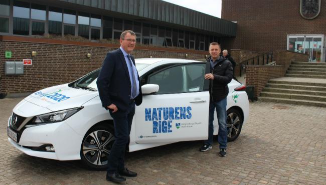 Borgmester Hans Østergaard og formand for Energirådet Jakob Agerbo på vej ud i kommunens nye elbil.