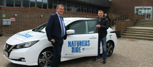 Borgmester Hans Østergaard og formand for Energirådet Jakob Agerbo på vej ud i kommunens nye elbil.