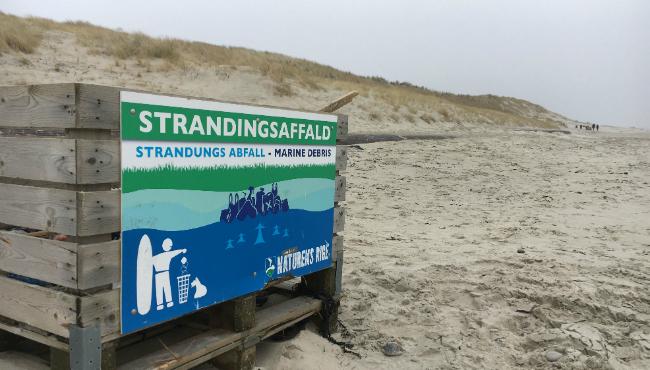 Pallekasser afhjælper affald på stranden