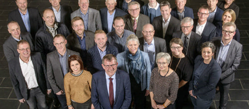 Politikkaravane giver bolden op til VM-kamp