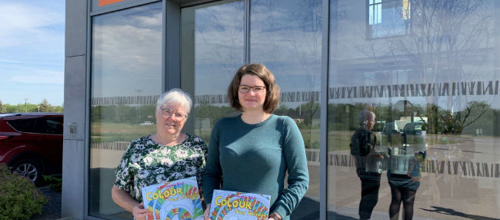 Christiane (tv) og Anne-Sophie Bech har givet mundtligt tilsagn til, at vi bruger fotos af dem i forbindelse med malebogen. Foto: Merete Jensen