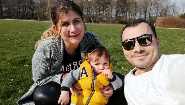 Antoniya Petkov, initiativtager til fb-gruppen Internationals RKSK med mand og søn. Hun har givet mundtligt samtykke til fotoet.