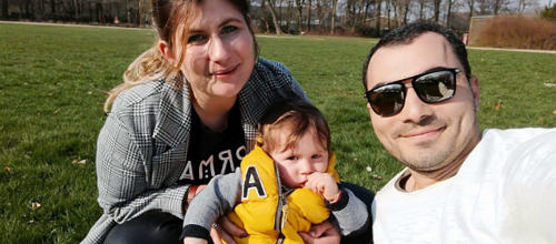 Antoniya Petkov, initiativtager til fb-gruppen Internationals RKSK med mand og søn. Hun har givet mundtligt samtykke til fotoet.