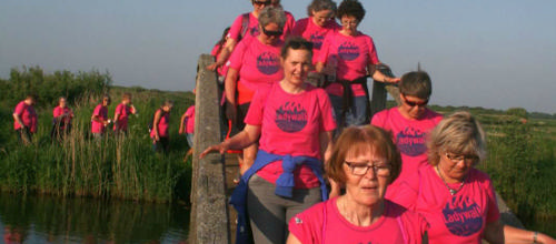 Deltagere i Ladywalk 2017 krydser åen.
