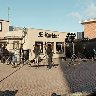 Fotograf: Martin Dam Kristensen Et billede som viser filmfolk og facaden af Æ Karklud