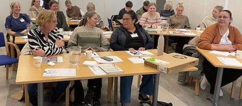 sosu-vejledere sidder ved bordene og taler sammen.