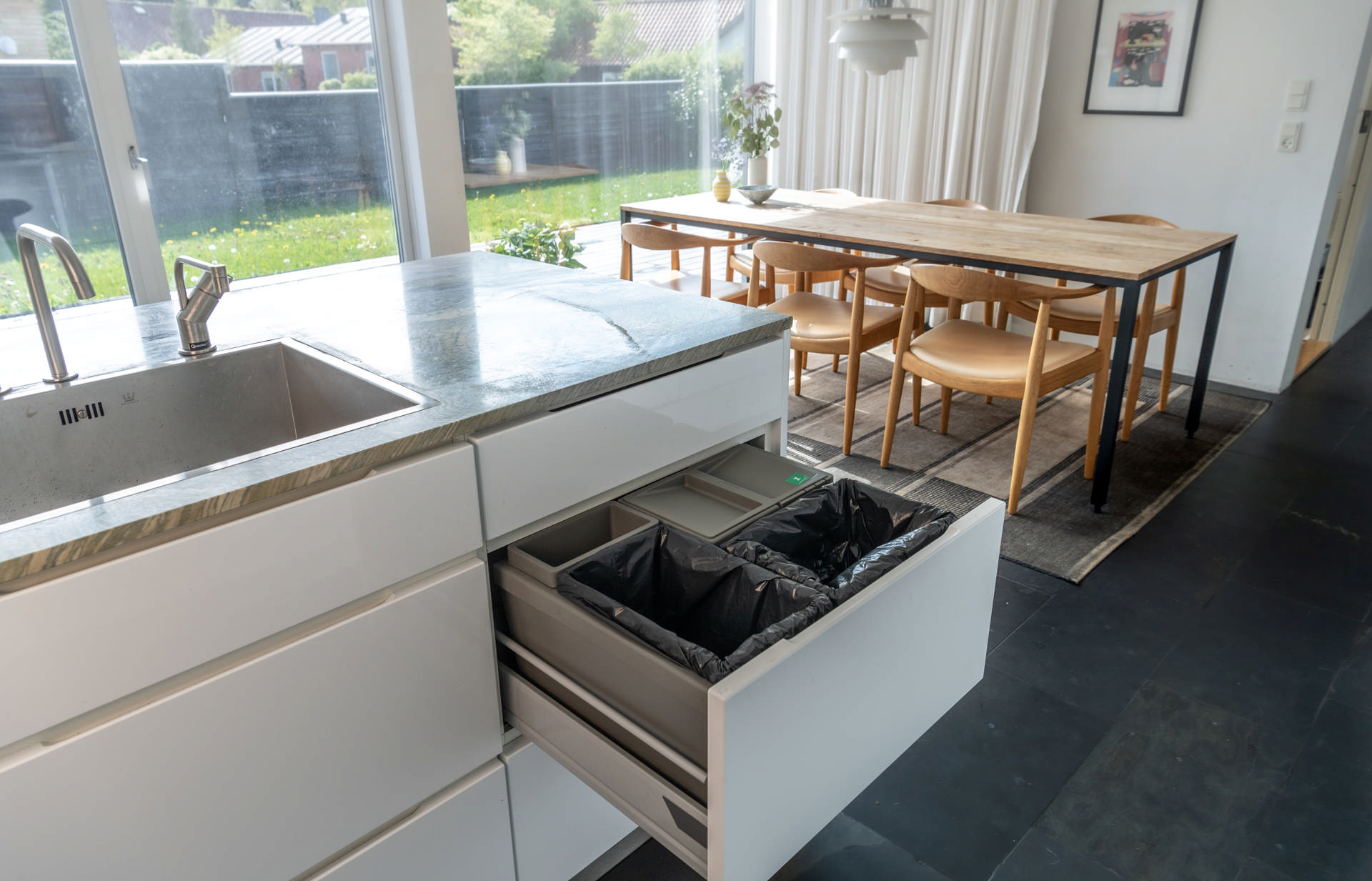 Køkken med en køkken-ø. Der er en åben skuffe i øen med fire sorteringsrum. Klik for fuld størrelse.