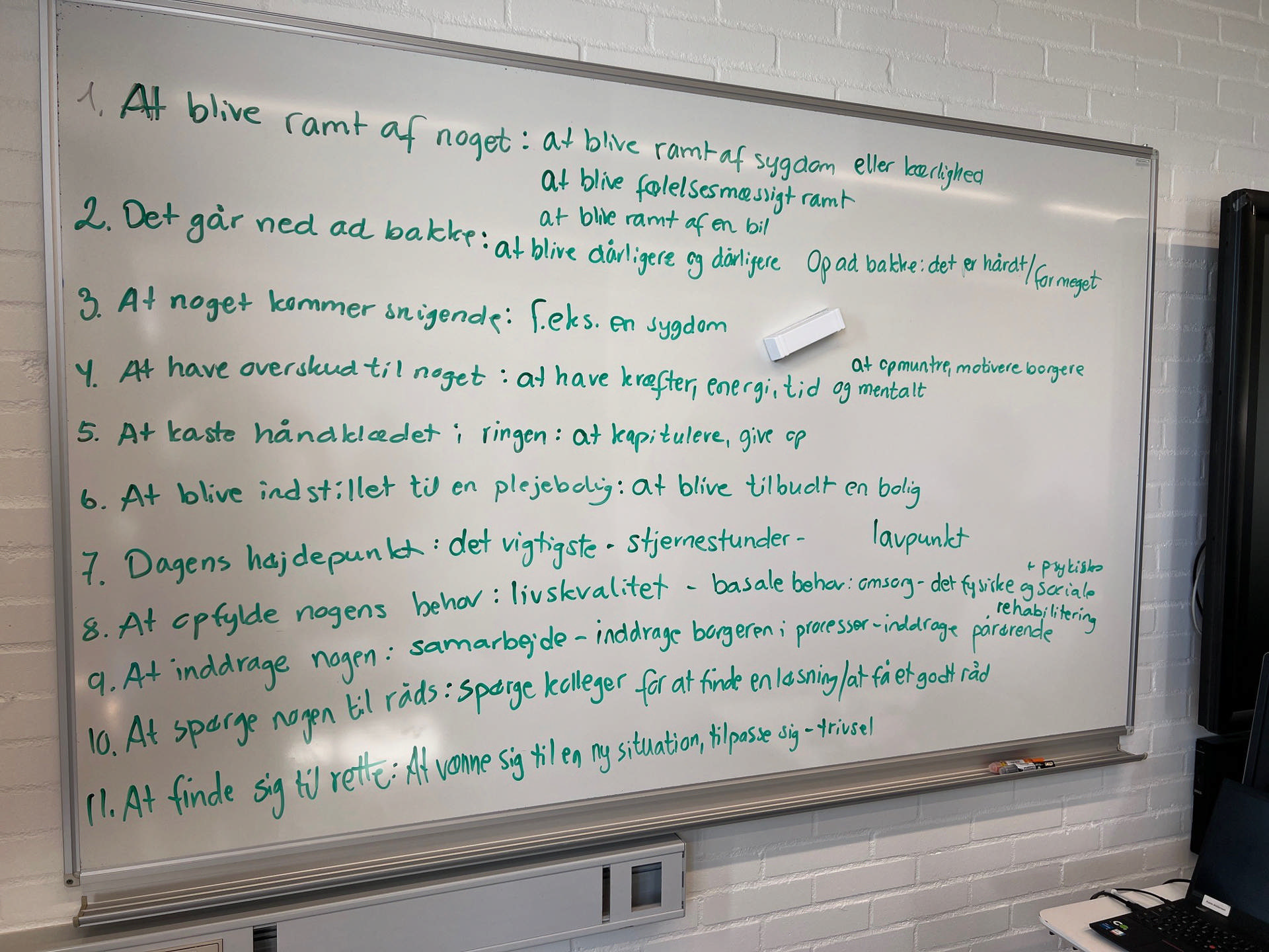 Tavle med vendinger der anvendes blandt social- og sundhedspersonale