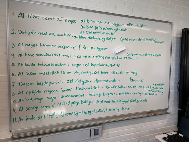 Tavle med vendinger der anvendes blandt social- og sundhedspersonale