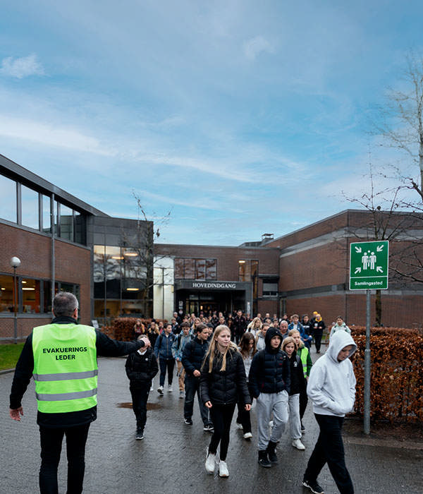 Billedet viser evakuering af en flok unge